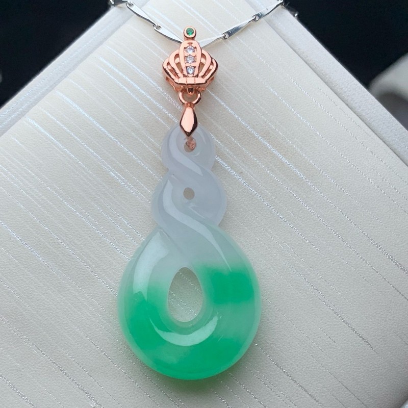 Necklaces - Yüzen Zümrütlerle Süslenmiş, Buzlu Yeşim Taşı,